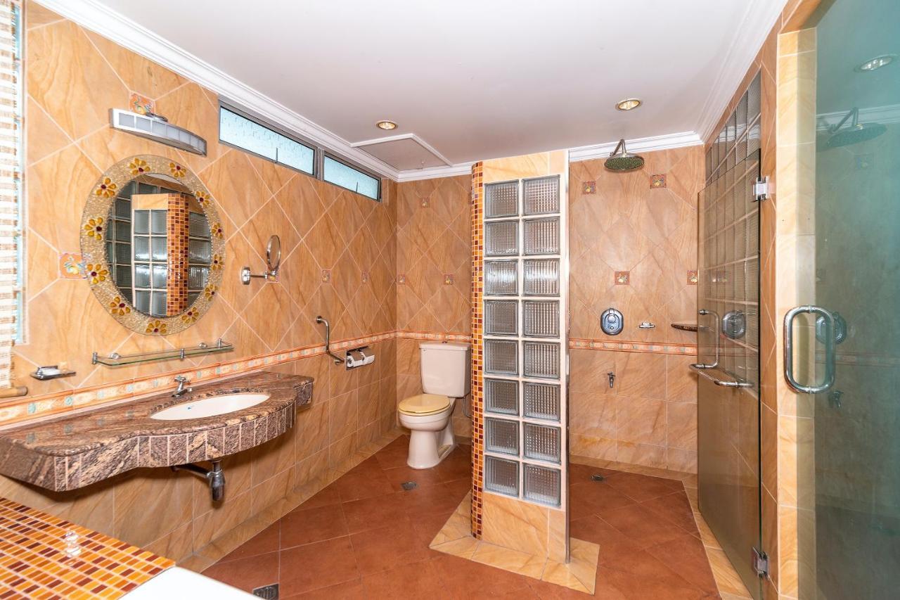 OYO 89864 Hotel Holiday Park Kota Kinabalu Dış mekan fotoğraf